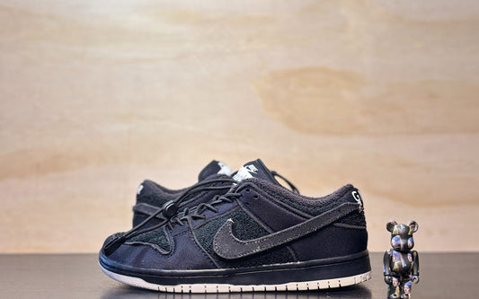 Nike SB Dunk Low Gnarhunters | US8